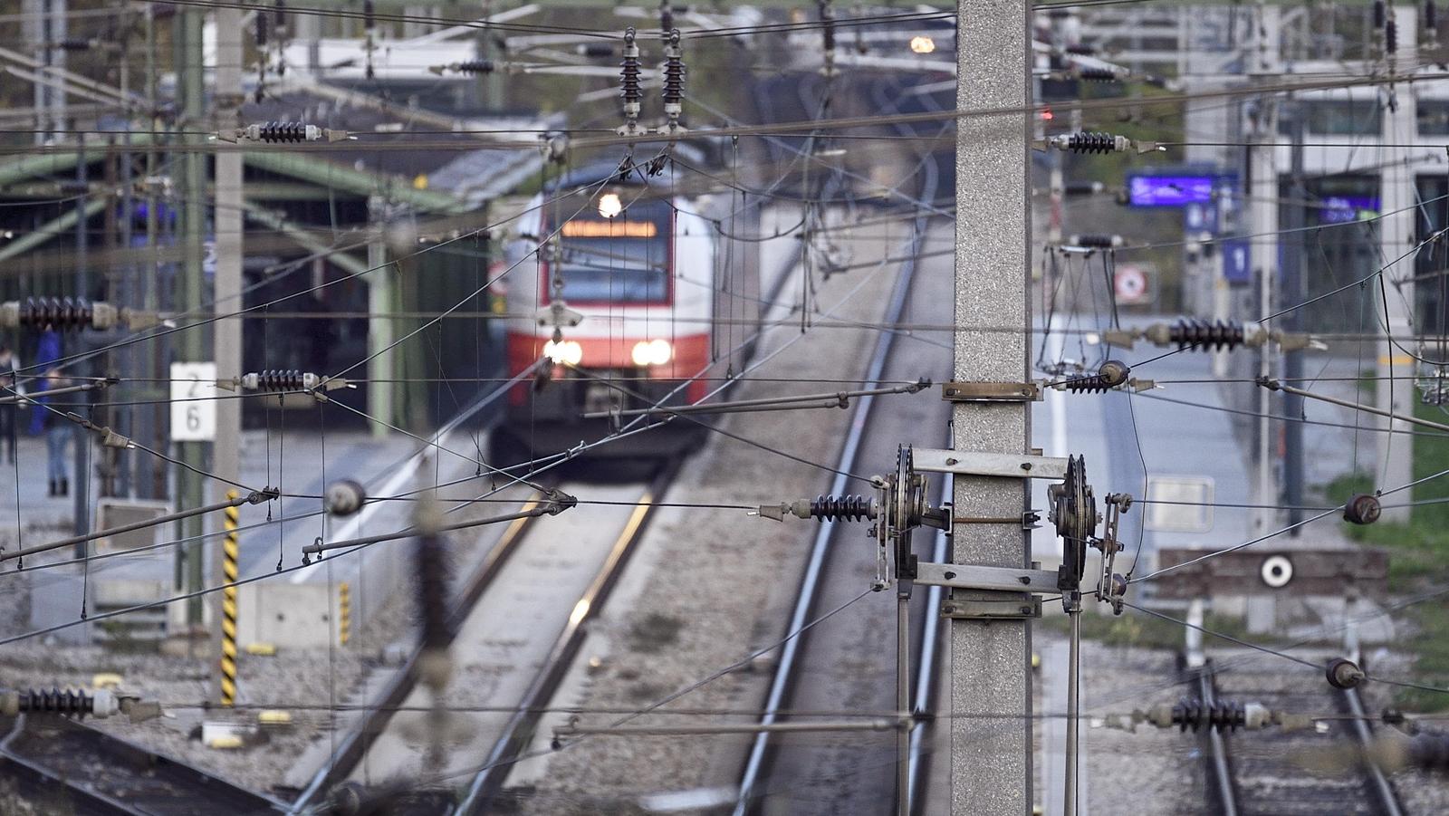 Zug fährt aus Bahnhof