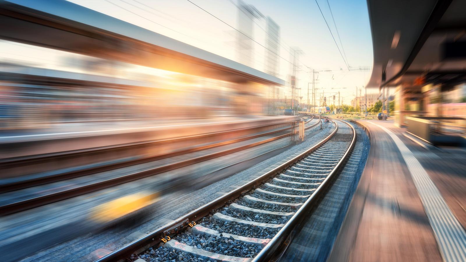 Fahrt durch Bahnhof mit Blick auf die Gleise