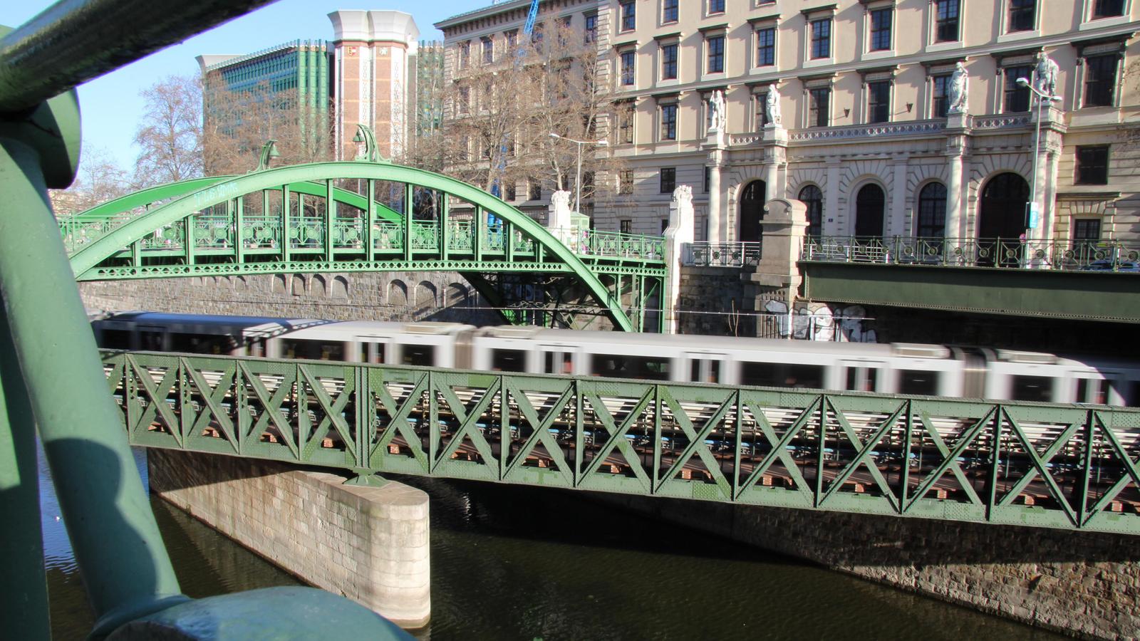 U-Bahn in Wien fährt über die Zollamtsbrücke am Wienfluss