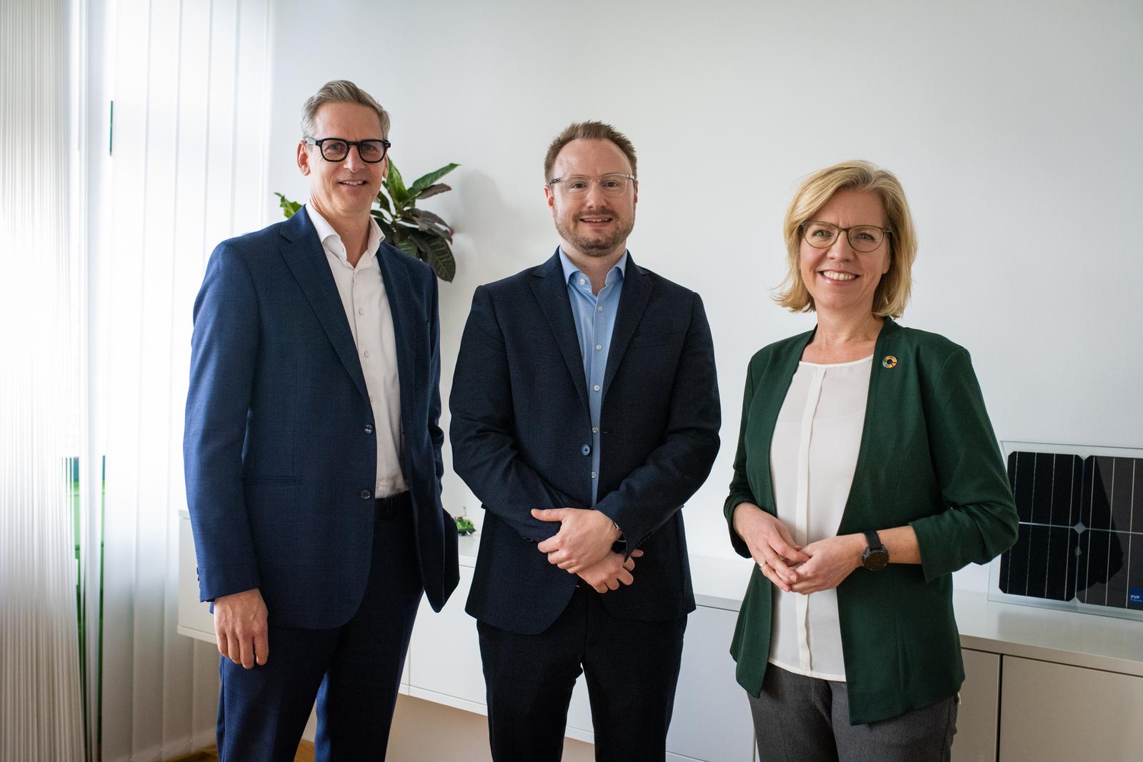 SCHIG CEO Stefan Weiss, Verlagerungscoach Maximilian Bauer, Klimaschutzministerin Leonore Gewessler; Fotocredit: BMK / Perwein