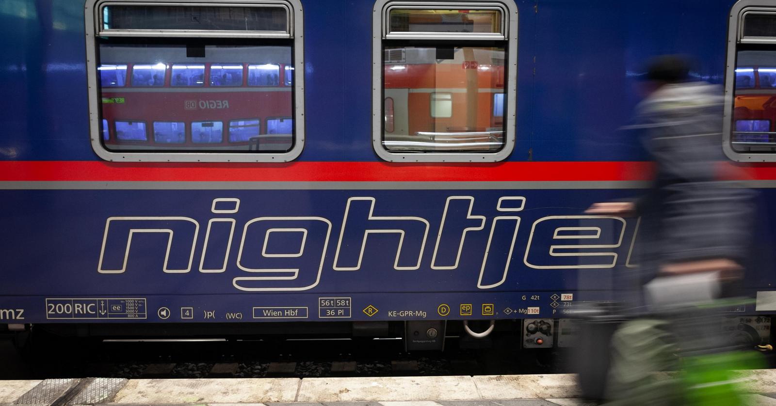 Nachtzug der ÖBB steht an einem Bahnsteig.