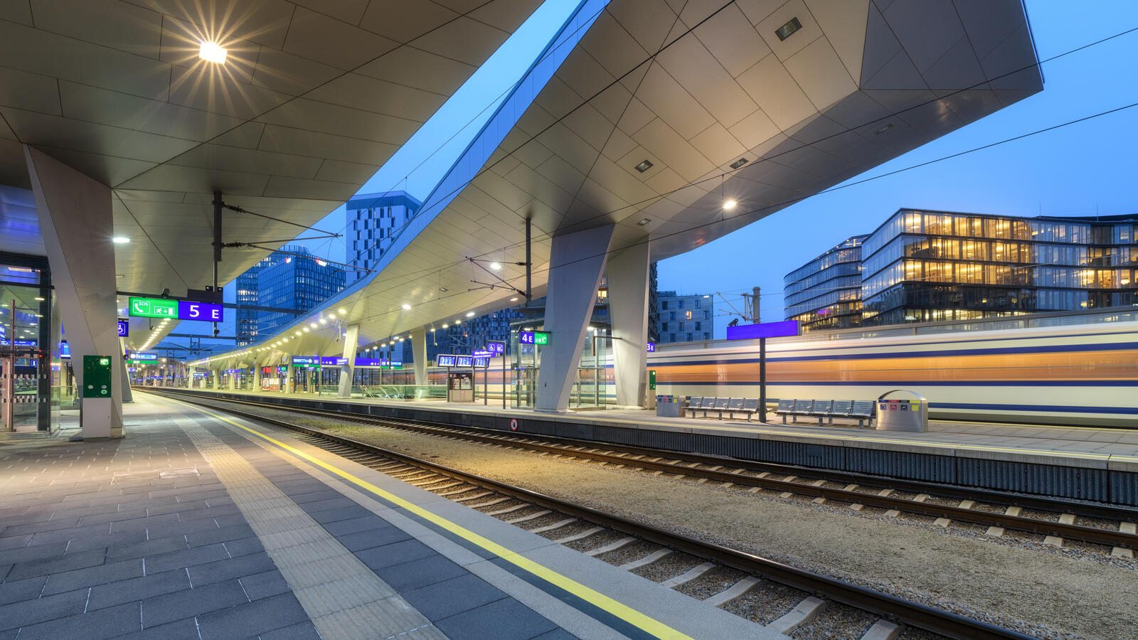 Bahnhof in Abendstimmung, Bahnsteig und Gleise
