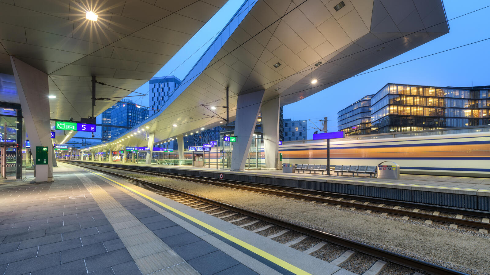 Bahnhof in Abendstimmung, Bahnsteig und Gleise