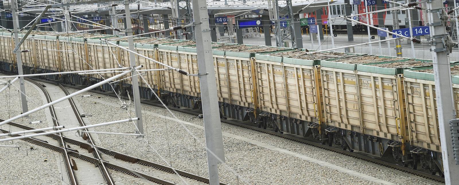 Bahnsteig mit einem Güterwagen
