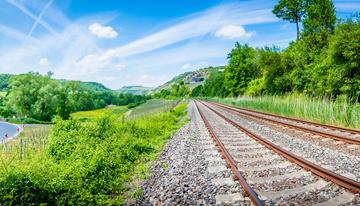 Bahnschienen am Land