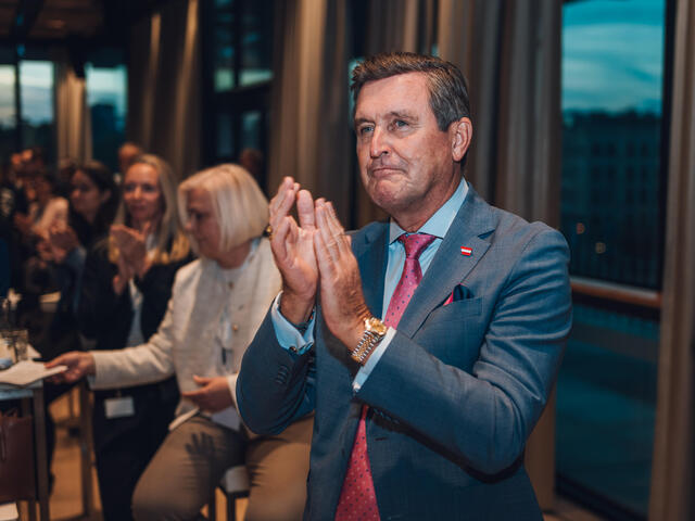 Bundesminister Peter Hanke klatscht für die Redner.