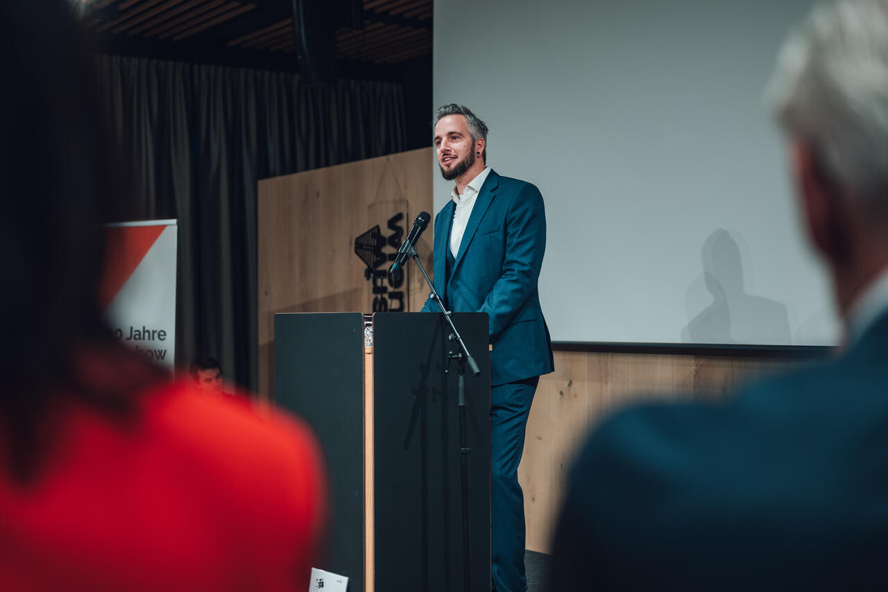 Viktor Vogler hält seine Rede am Rednerpult.