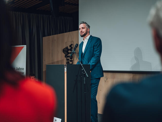 Viktor Vogler hält seine Rede am Rednerpult.