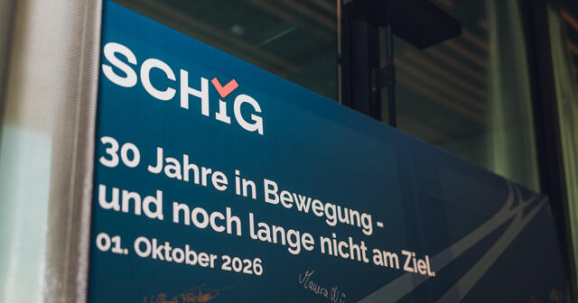 Leinwand mit SCHIG Logo und Slogan: 30 Jahre in Bewegung - und noch lange nicht am Ziel. 01. Oktober 2026