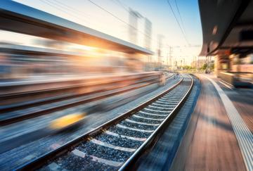 Gleis führt durch Bahnhof