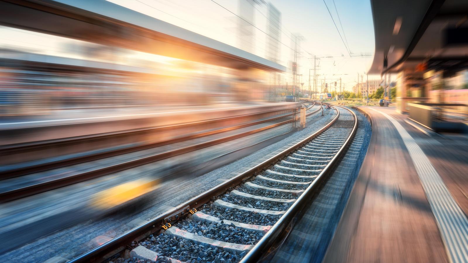 Gleis führt durch einen Bahnhof, leicht verschwommen