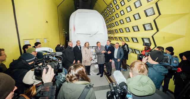 Pressetermin im Klima-Wind-Kanal vor einem vereisten ÖBB Zug