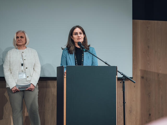 Katharina Nowotny spricht an einem Sprecherpult.