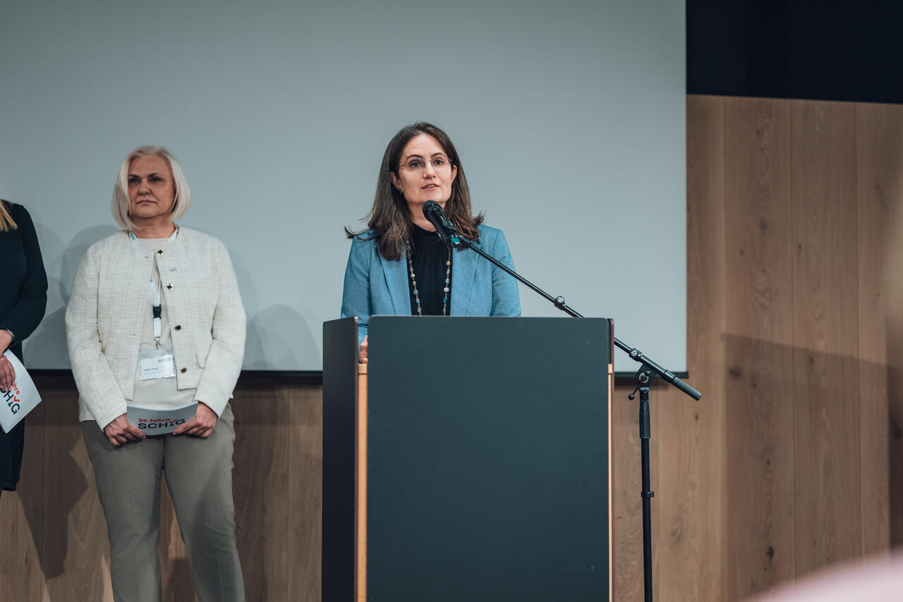 Katharina Nowotny spricht an einem Sprecherpult.
