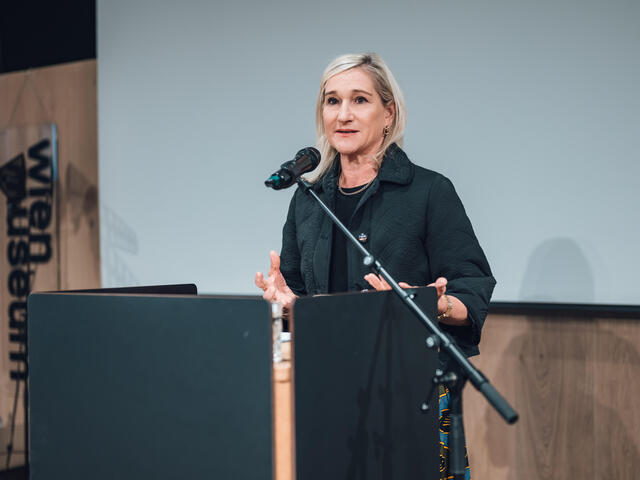 Monika Unterholzner spricht am Rednerpult.