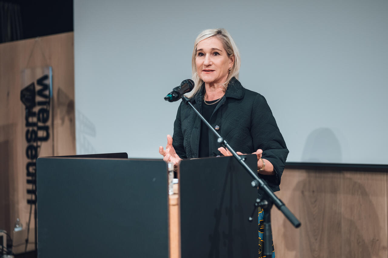 Monika Unterholzner spricht am Rednerpult.