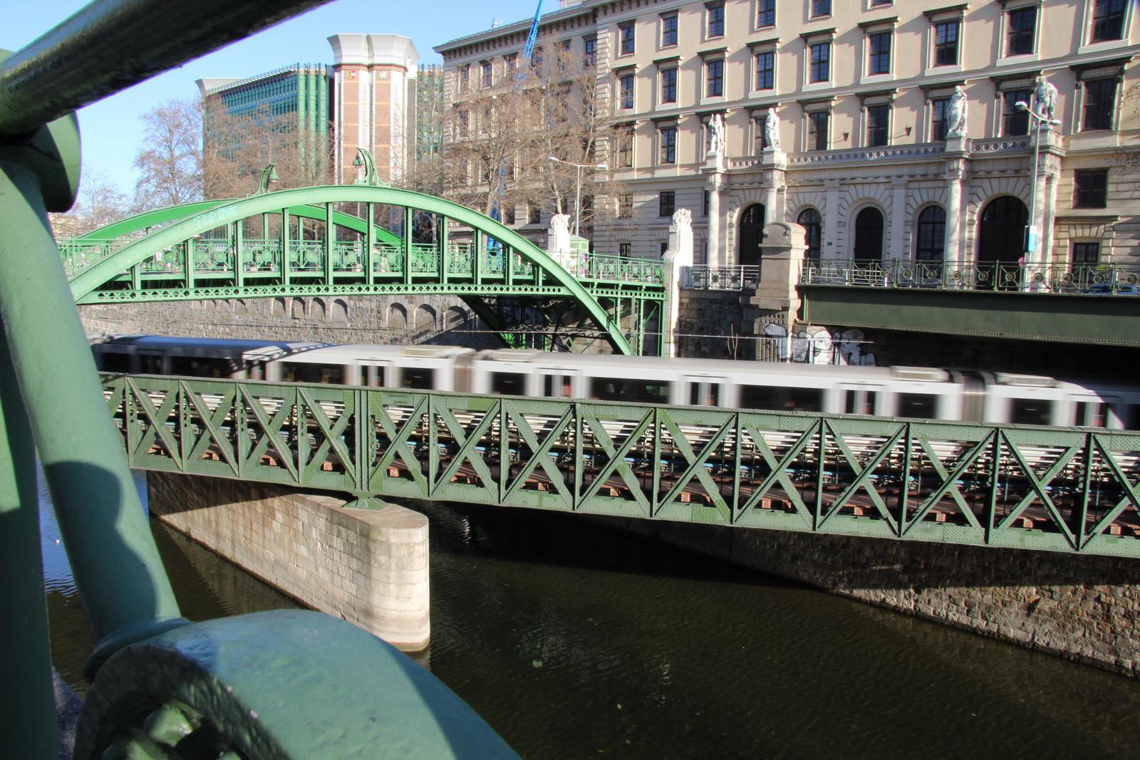 U-Bahn in Wien fährt über die Zollamtsbrücke am Wienfluss