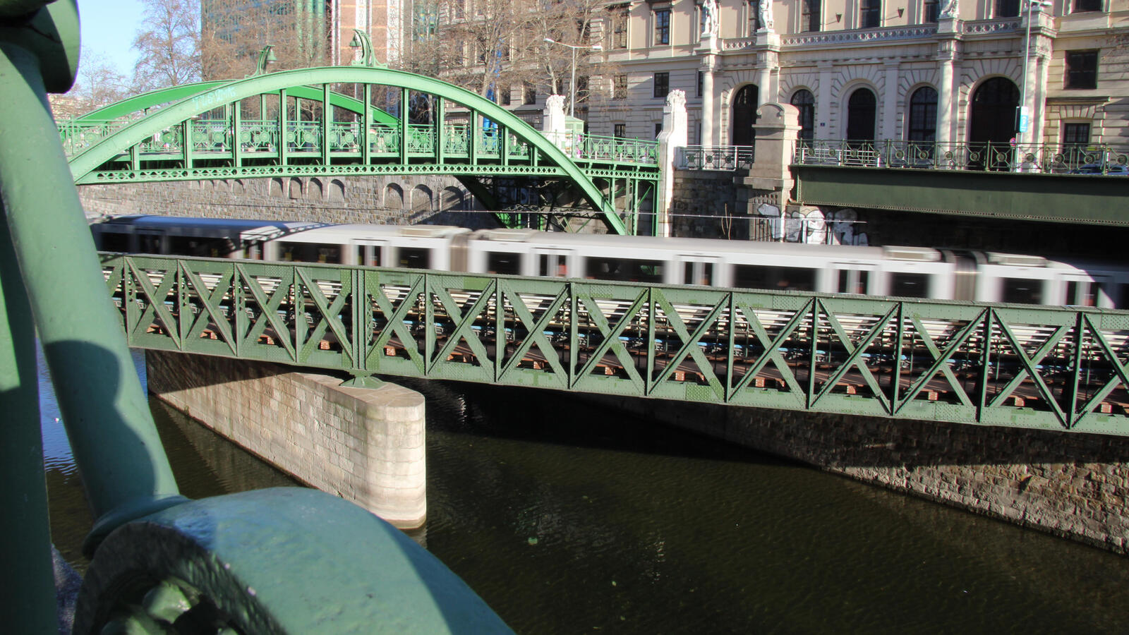 U-Bahn in Wien fährt über die Zollamtsbrücke am Wienfluss